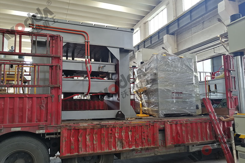 不銹鋼托盤拉伸液壓機(jī)裝車發(fā)貨 不銹鋼托盤拉伸液壓機(jī)裝車發(fā)貨
