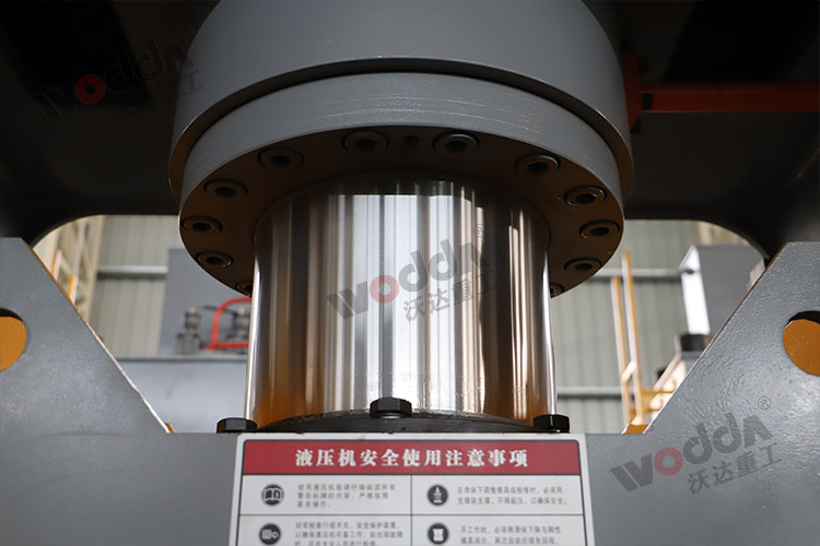 315噸框架式液壓機(活塞) 315噸框架式液壓機(活塞)