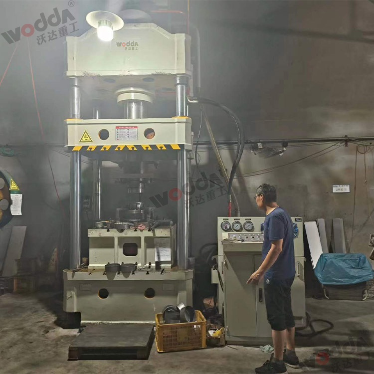 315噸上置液壓墊拉伸液壓機(圖2) 315噸上置液壓墊拉伸液壓機(圖2)