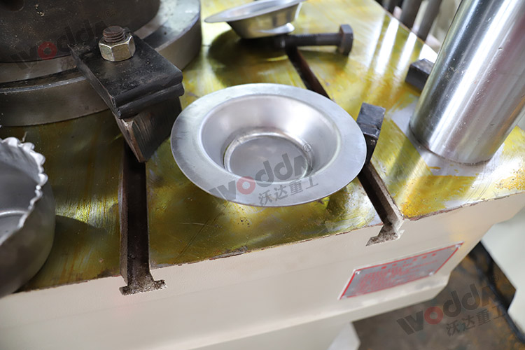 200噸液壓機加工金屬托盤成品.jpg 200噸液壓機加工金屬托盤成品.jpg