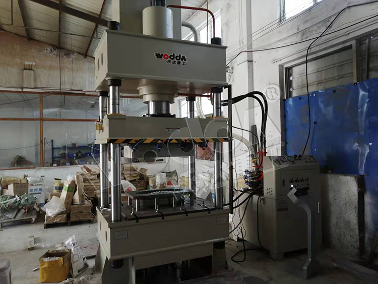 250噸不銹鋼拉伸液壓機現場 250噸不銹鋼拉伸液壓機現場