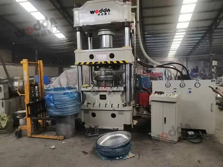 315噸汽車(chē)水箱拉伸液壓機(jī) 315噸汽車(chē)水箱拉伸液壓機(jī)