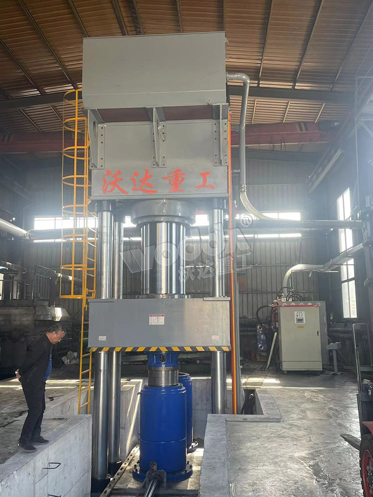 2000噸石墨坩堝成型液壓機(jī) 2000噸石墨坩堝成型液壓機(jī)