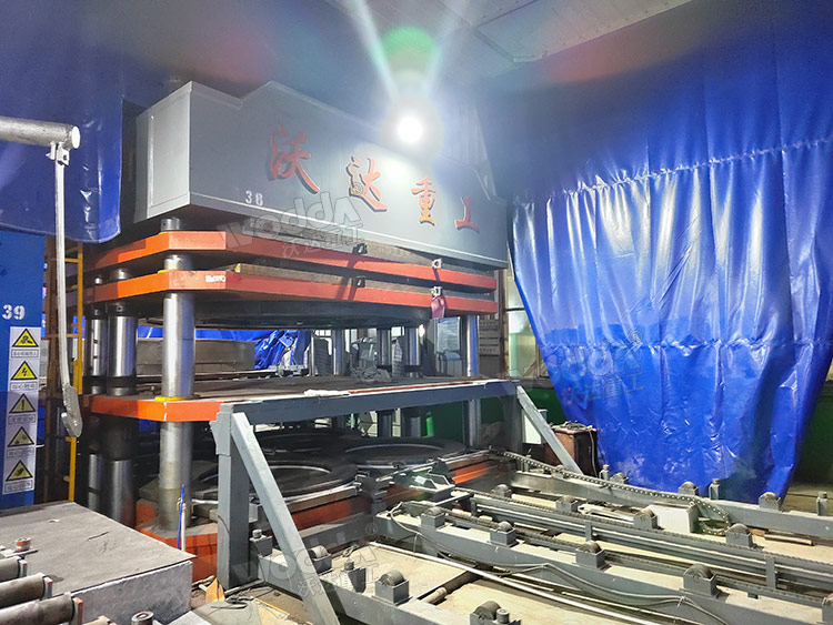 碳纖維熱壓成型液壓機(jī)現(xiàn)場 碳纖維熱壓成型液壓機(jī)現(xiàn)場
