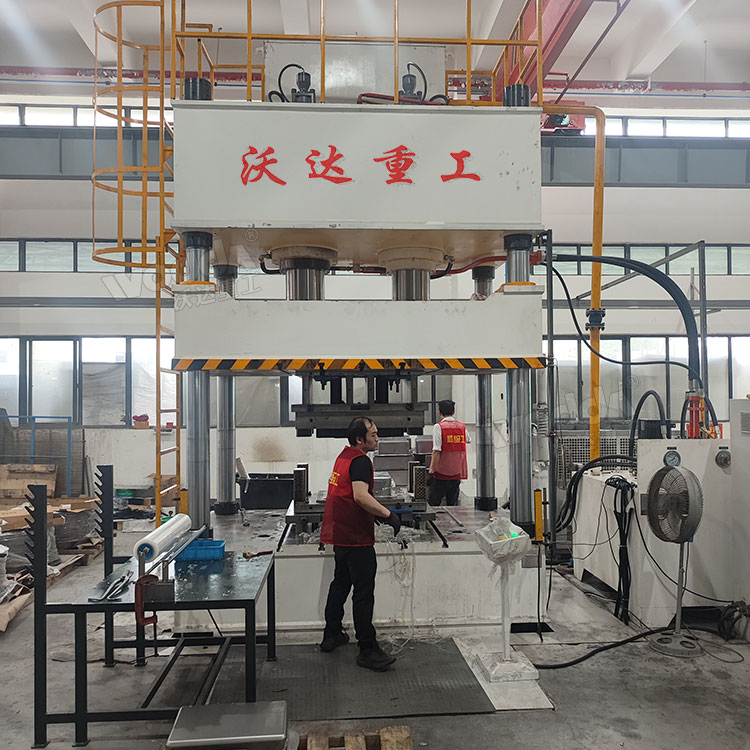 500噸不銹鋼水槽拉伸液壓機客戶現場試機.jpg 500噸不銹鋼水槽拉伸液壓機客戶現場試機.jpg