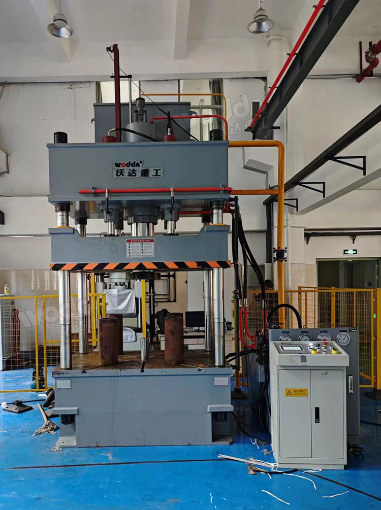 250噸封頭拉伸液壓機客戶現場.jpg 250噸封頭拉伸液壓機客戶現場.jpg
