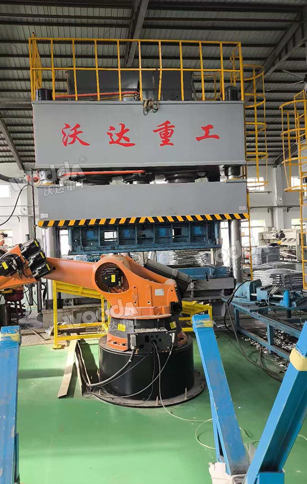 1500噸三梁四柱液壓機(jī) 1500噸三梁四柱液壓機(jī)