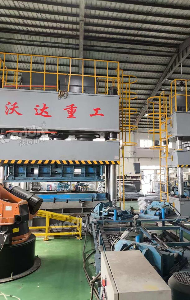 1500噸不銹鋼水箱拉伸液壓機(jī)現(xiàn)場 1500噸不銹鋼水箱拉伸液壓機(jī)現(xiàn)場